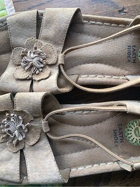 Earth Shoes Women's Tan Suede Floral Slingback Clogs